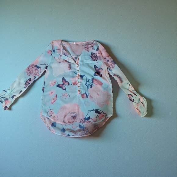 ❗️5/$25❗️Floral Button-Up Blouse - Picture 2 of 2